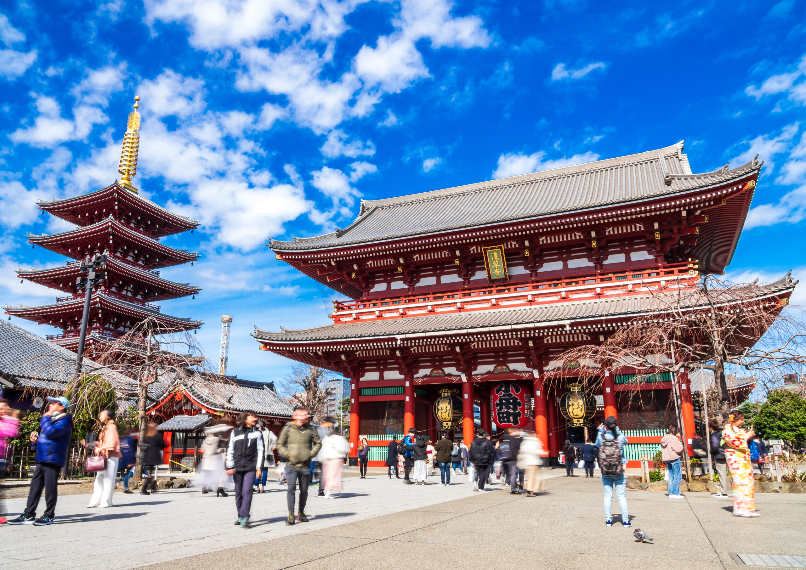 浅草寺の雷門と五重塔。