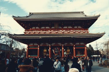 浅草寺の雷門。多くの観光客が参拝に訪れている。